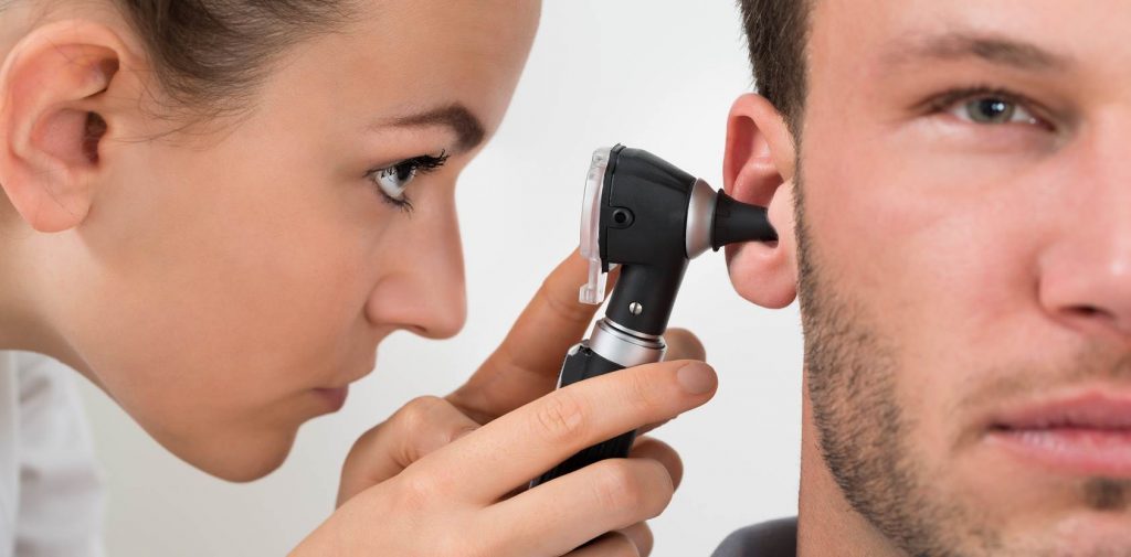 L'otoscope Est Un équipement Médical Utilisé Pour Observer L'intérieur De L' oreille.